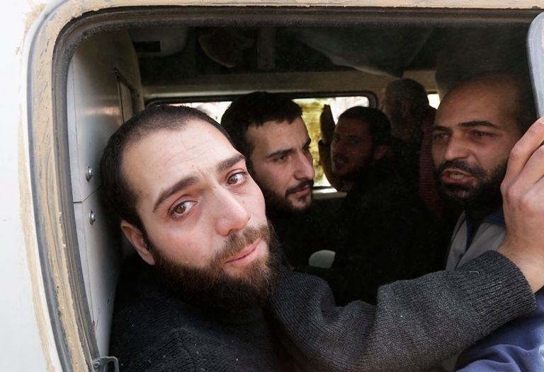 جانب من عملية تبادل الأسرى جانب من استعدادات خروج المقاتلين من الغوطة (أ ف ب)