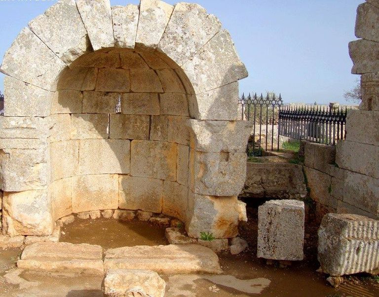 موقع براد الأثري يقع على بعد 15 كم جنوبي مدينة عفرين