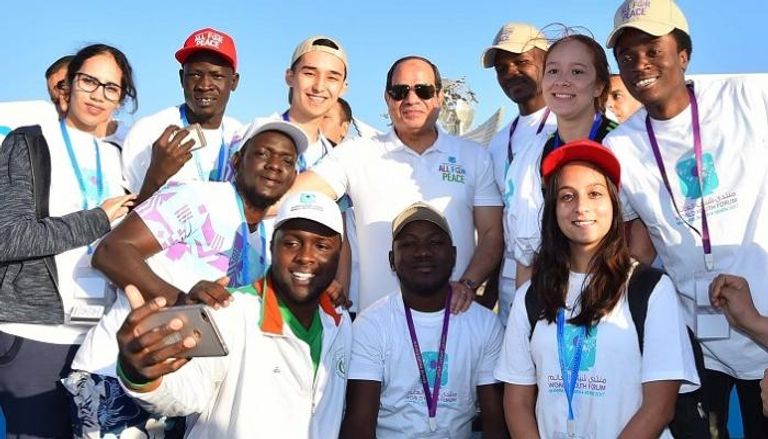 السيسي وصورة تذكارية مع شباب مشارك في المنتدى العالمي الرئيس المصري عبدالفتاح السيسي في مؤتمر الشباب الوطني الرابع