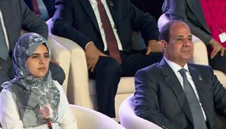 السيسي وبجواره الطالبة مريم فتح الباب الأولى على الثانوية العامة الرئيس المصري عبدالفتاح السيسي في مؤتمر الشباب الوطني الرابع