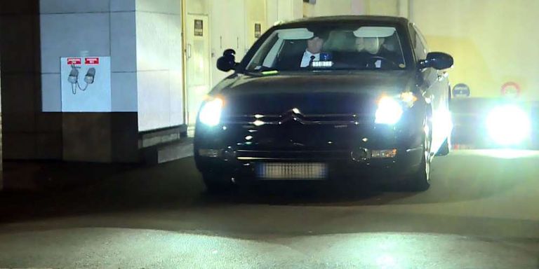 ماكرون لدى مغادرته منتصف الليل الرئيس الفرنسي الأسبق نيكولا ساركوزي