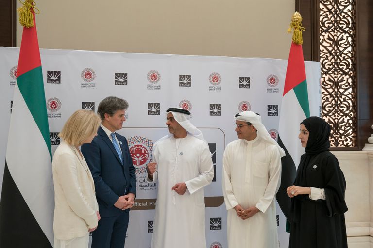 أثناء توقيع الاتفاقية