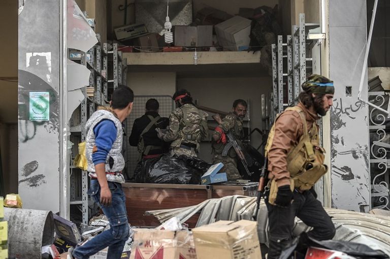 المتاجر والمنازل لم تسلم من أعمال النهب في عفرين- أ.ف.ب آليات عسكرية تركية في شمال سوريا- أرشيفية