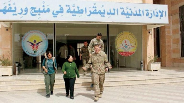 وفد عسكري أمريكي أمام مقر مجلس منبج آليات عسكرية تركية في شمال سوريا- أرشيفية