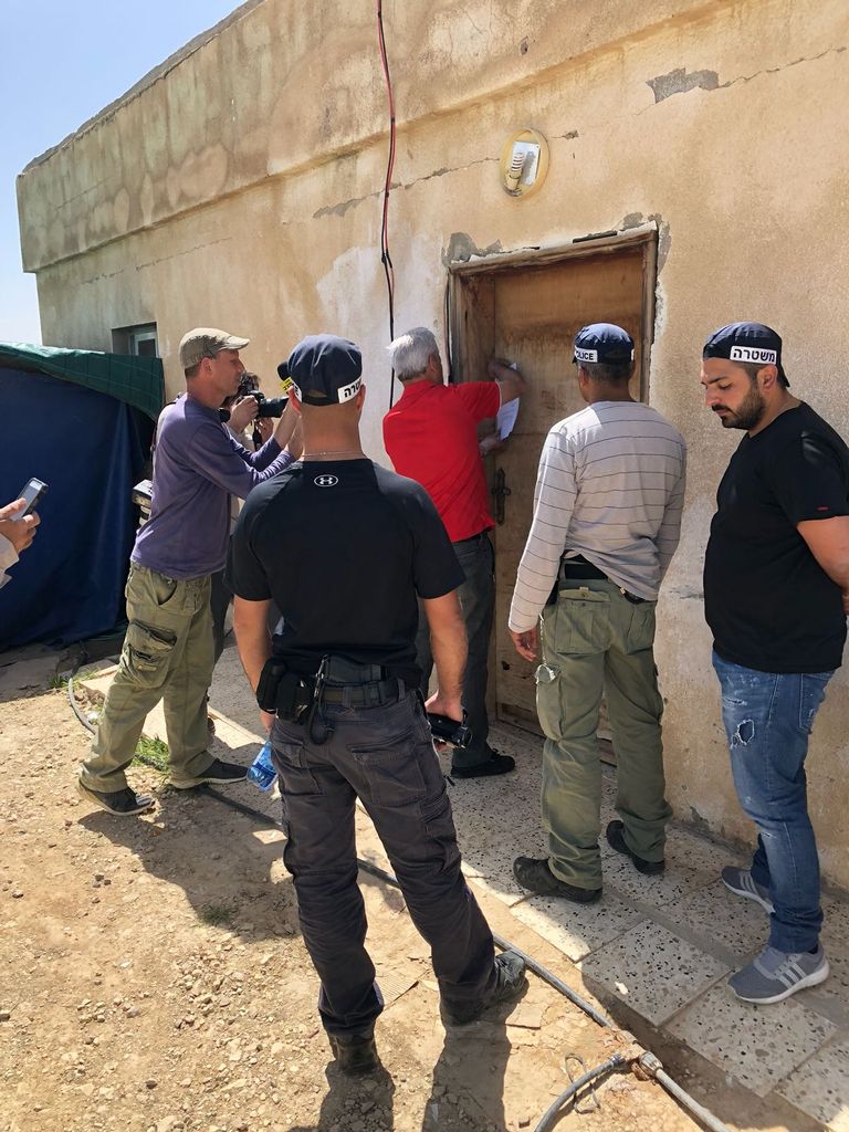 إلصاق أوامر الإخلاء