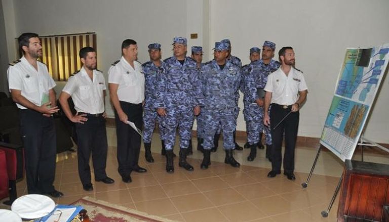 مجموعة من الضباط المصريين والفرنسيين خلال شرح لأهداف التدريب 