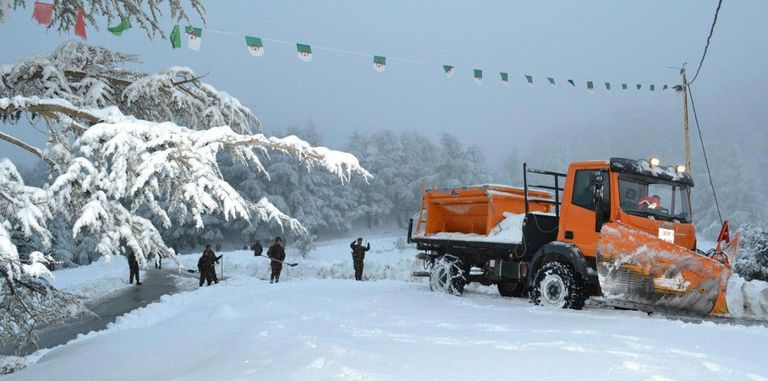 الجيش الجزائري يتدخل لفتح الطرقات الثلوج في ربيع الجزائر