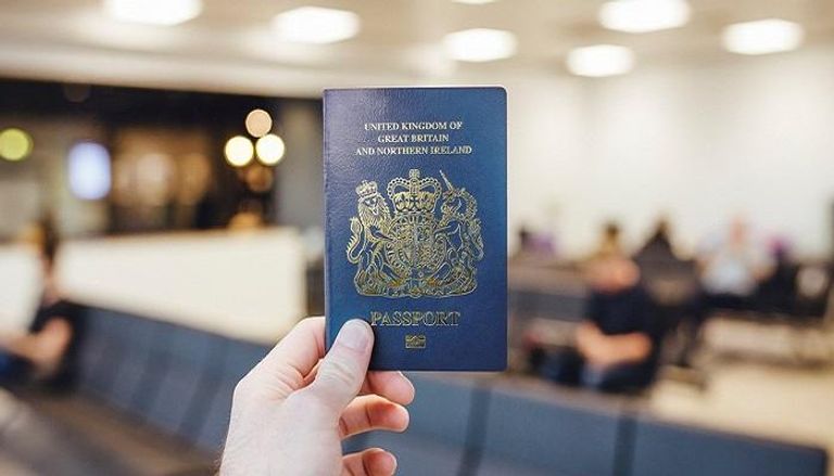بريطانيا تعود لجواز السفر الأزرق