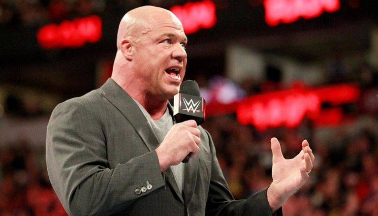 بروك ليسنر يعتدي على رومان رينز بكرسي حديدي