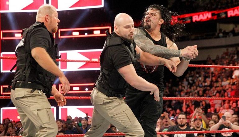 بروك ليسنر يعتدي على رومان رينز بكرسي حديدي