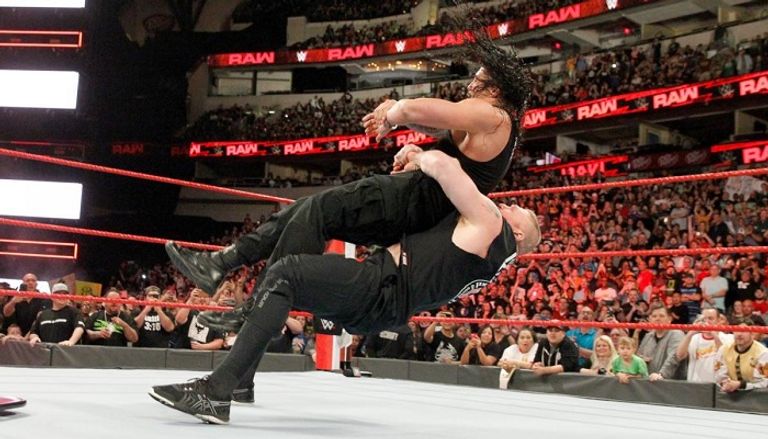 بروك ليسنر يعتدي على رومان رينز بكرسي حديدي