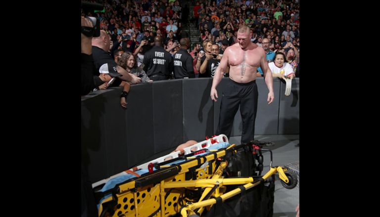 بروك ليسنر يعتدي على رومان رينز بكرسي حديدي