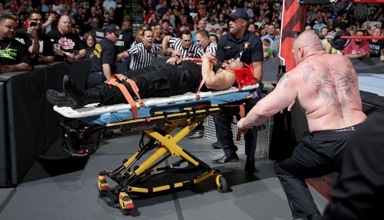 بروك ليسنر يعتدي على رومان رينز بكرسي حديدي