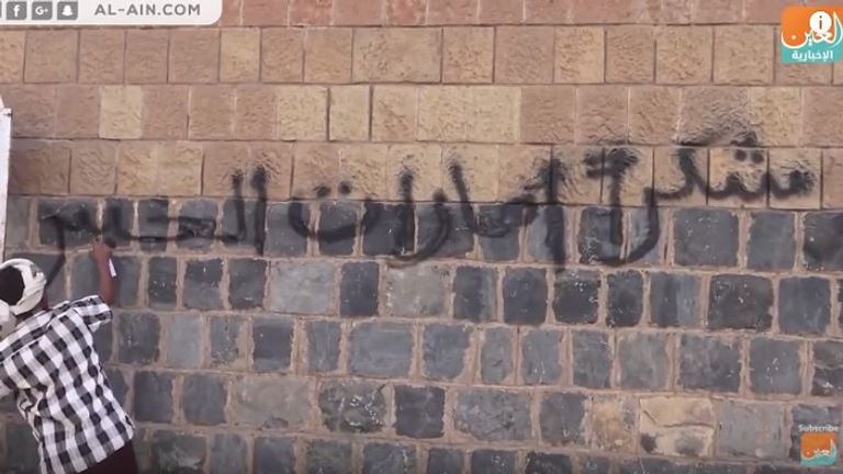 مواطن يمني يكتب على الجدار "شكرا إمارات الخير" طائرة مقاتلة إماراتية ضمن قوات التحالف-أرشيف