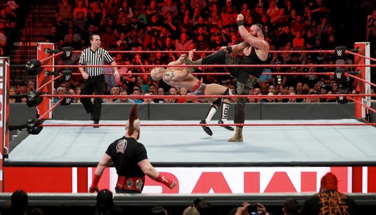 برون سترومان يتحدث إلى سيزارو وشيموس