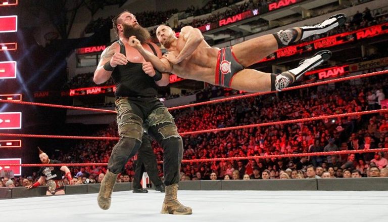 برون سترومان يتحدث إلى سيزارو وشيموس