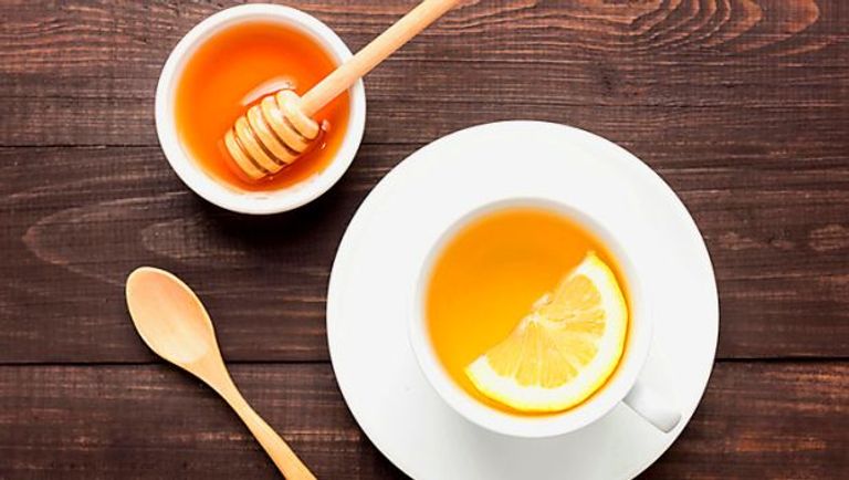 العسل الأبيض والماء الدافئ والليمون خليط مفيد على مائدة الإفطار