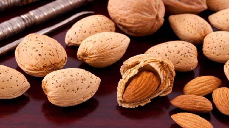 العسل الأبيض والماء الدافئ والليمون خليط مفيد على مائدة الإفطار