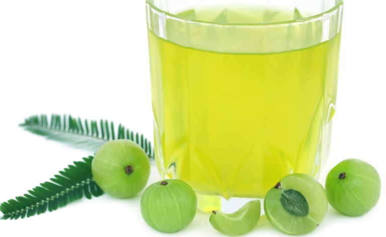 العسل الأبيض والماء الدافئ والليمون خليط مفيد على مائدة الإفطار