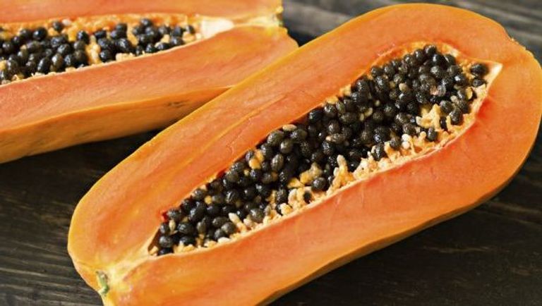 العسل الأبيض والماء الدافئ والليمون خليط مفيد على مائدة الإفطار