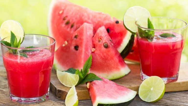 العسل الأبيض والماء الدافئ والليمون خليط مفيد على مائدة الإفطار