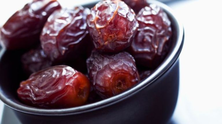 العسل الأبيض والماء الدافئ والليمون خليط مفيد على مائدة الإفطار