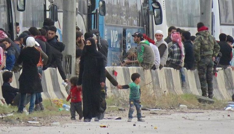 المدنيون والمقاتلون يستعدون للخروج من الغوطة