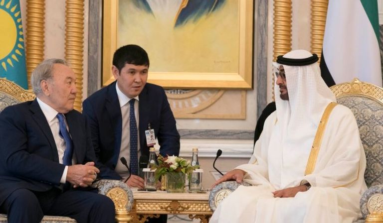 محمد بن زايد يجري محادثات مع رئيس كازاخستان