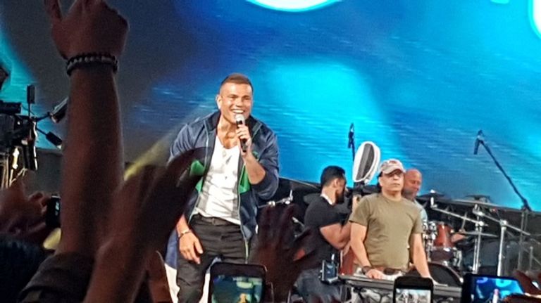 عمرو دياب في حفل الجامعة الأمريكية بالقاهرة