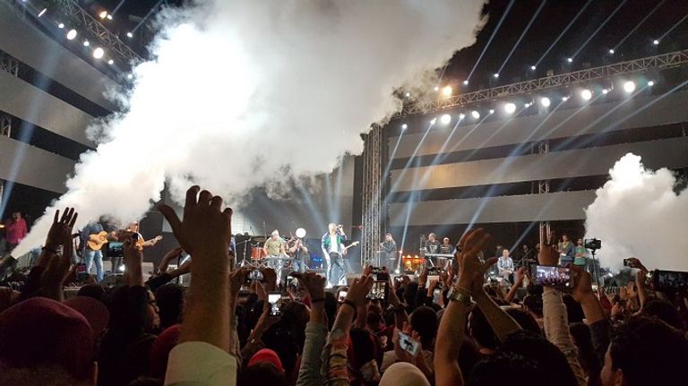 عمرو دياب في حفل الجامعة الأمريكية بالقاهرة