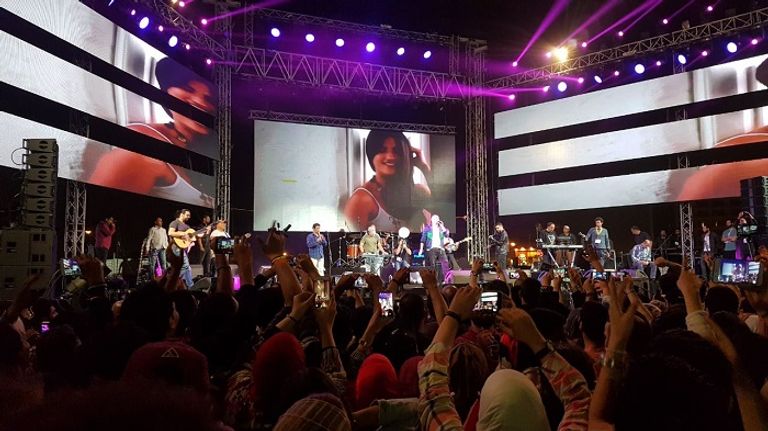 عمرو دياب في حفل الجامعة الأمريكية بالقاهرة