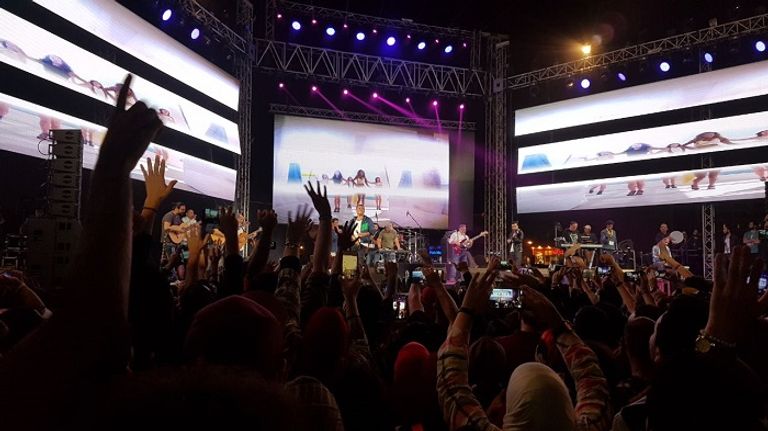 عمرو دياب في حفل الجامعة الأمريكية بالقاهرة