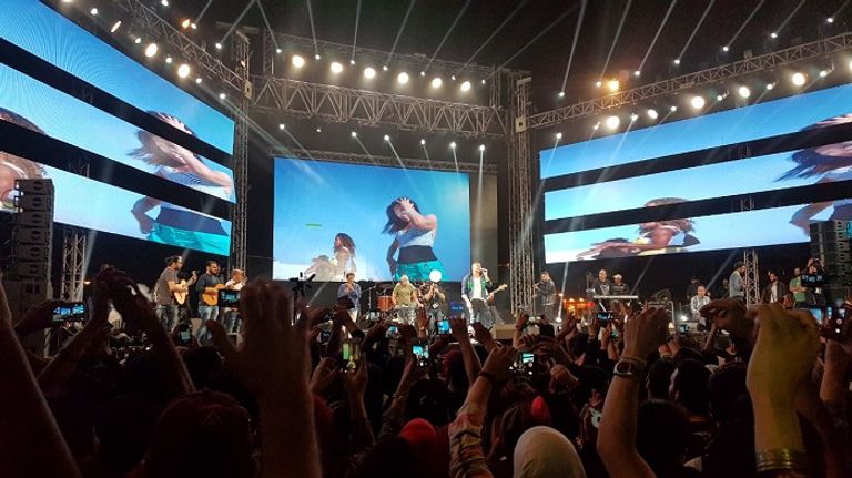 عمرو دياب في حفل الجامعة الأمريكية بالقاهرة