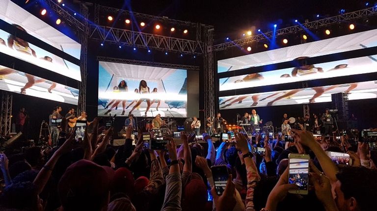 الجمهور يتفاعل مع أغنيات عمرو دياب عمرو دياب في حفل الجامعة الأمريكية بالقاهرة