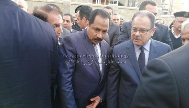 وزير الداخلية المصري مجدي عبدالغفار أثناء تفقده موقع الحادث