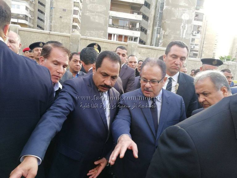 وزير الداخلية المصري مجدي عبدالغفار أثناء تفقده موقع الحادث