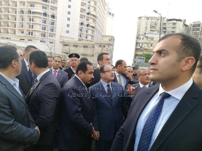 وزير الداخلية المصري مجدي عبدالغفار أثناء تفقده موقع الحادث