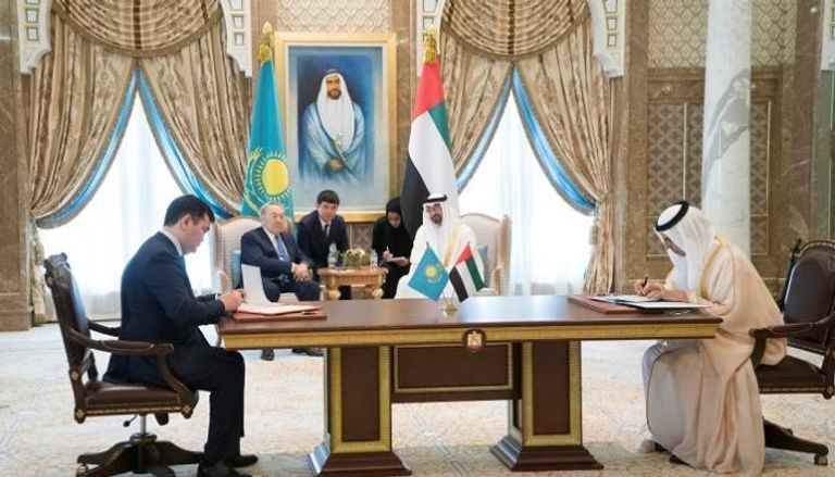 محمد بن زايد ورئيس كازاخستان يشهدان توقيع اتفاقيات ومذكرات تفاهم
