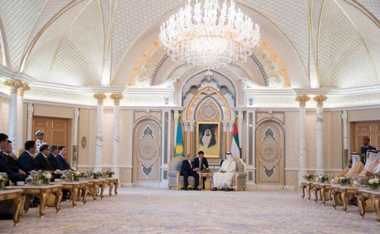 محمد بن زايد يستقبل رئيس كازاخستان