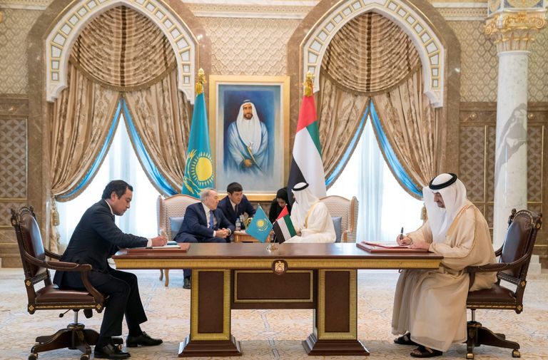 محمد بن زايد ورئيس كازاخستان يشهدان توقيع اتفاقيات ومذكرات تفاهم