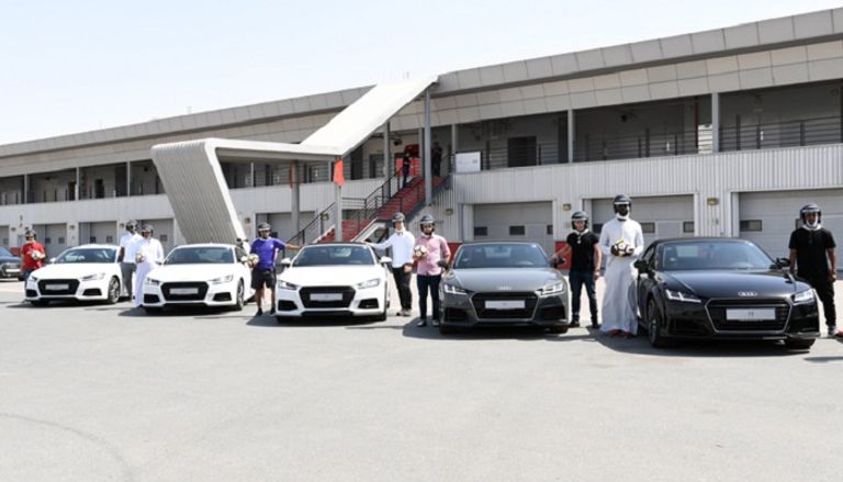 إسماعيل مطر مع مشجع في جولة الأحلام