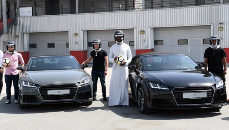 إسماعيل مطر مع مشجع في جولة الأحلام