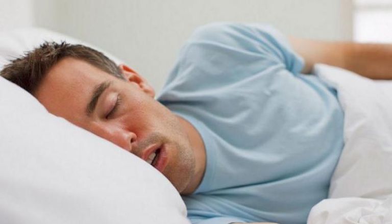 شخص يعاني من سيلان اللعاب أثناء النوم - تعبيرية