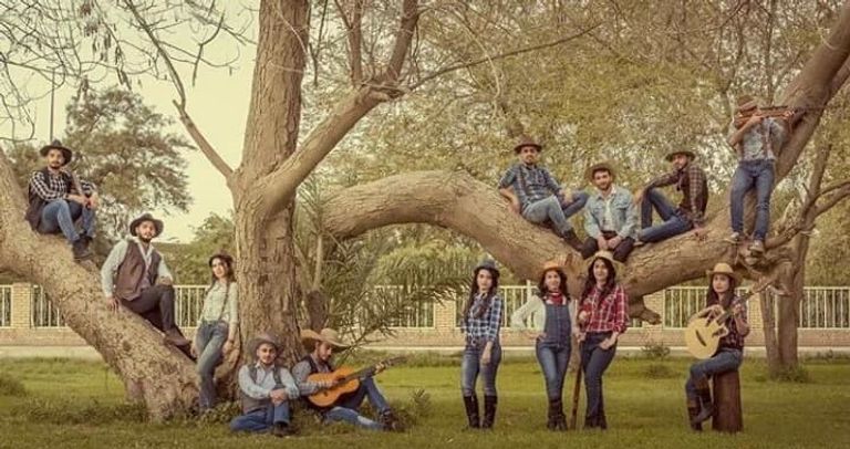 طلاب عراقيون يحتفلون بالتخرج على طريقتهم