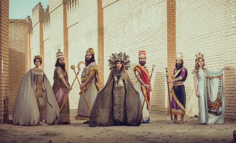 طلاب عراقيون يحتفلون بالتخرج على طريقتهم