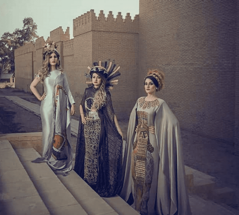 طلاب عراقيون يحتفلون بالتخرج على طريقتهم