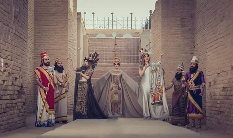 طلاب عراقيون يحتفلون بالتخرج على طريقتهم