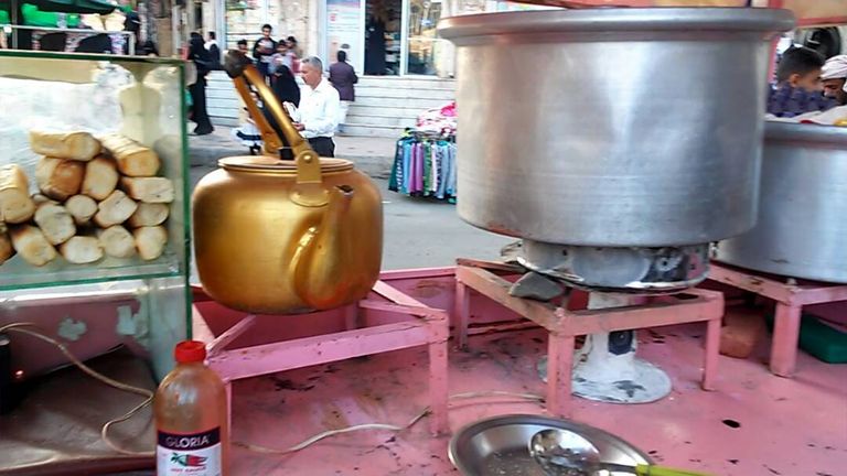 صنعاء تعود لقرون غابرة وسائل بديلة لطهي الطعام بعد اختفاء الغاز المنزلي