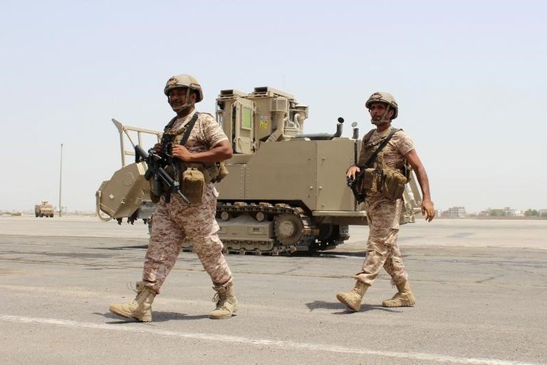 جنديان من الجيش الإماراتي في مطار عدن يوم 12 أغسطس آب 2015 ثلاثة أعوام من البطولات