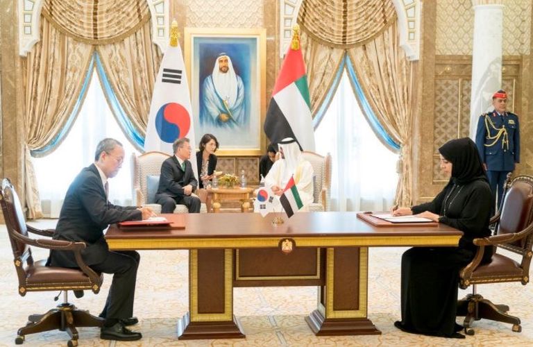 محمد بن زايد والرئيس الكوري يشهدان توقيع مذكرات التفاهم